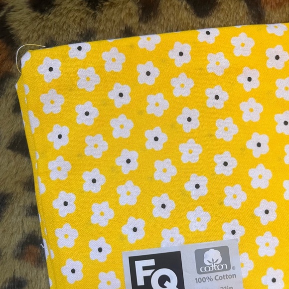 🏷️ bright yellow cotton fabric with cute daisy pattern - Picture 3 of 5